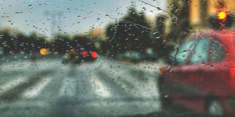 Δυνατή μπόρα στην Αττική – Κυκλοφοριακό «κομφούζιο» στους δρόμους